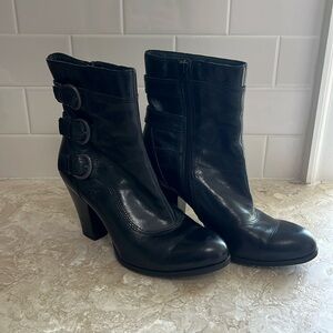 Woman’s born boot size 7 black